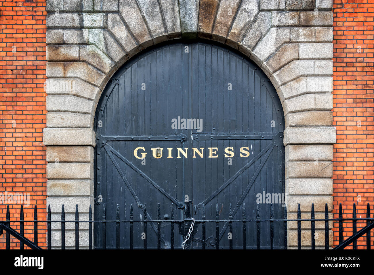 DUBLIN, Irland - 14 August: Tor an das Guinness Storehouse Brauerei. Das Guinness Storehouse ist eine beliebte Touristenattraktion in Dublin Stockfoto