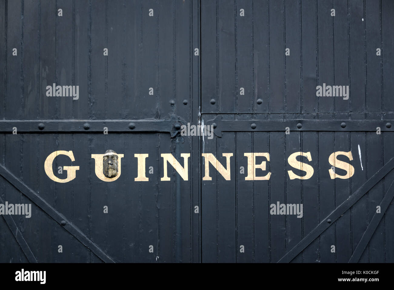 DUBLIN, Irland - 14 August: Tor an das Guinness Storehouse Brauerei. Das Guinness Storehouse ist eine beliebte Touristenattraktion in Dublin Stockfoto