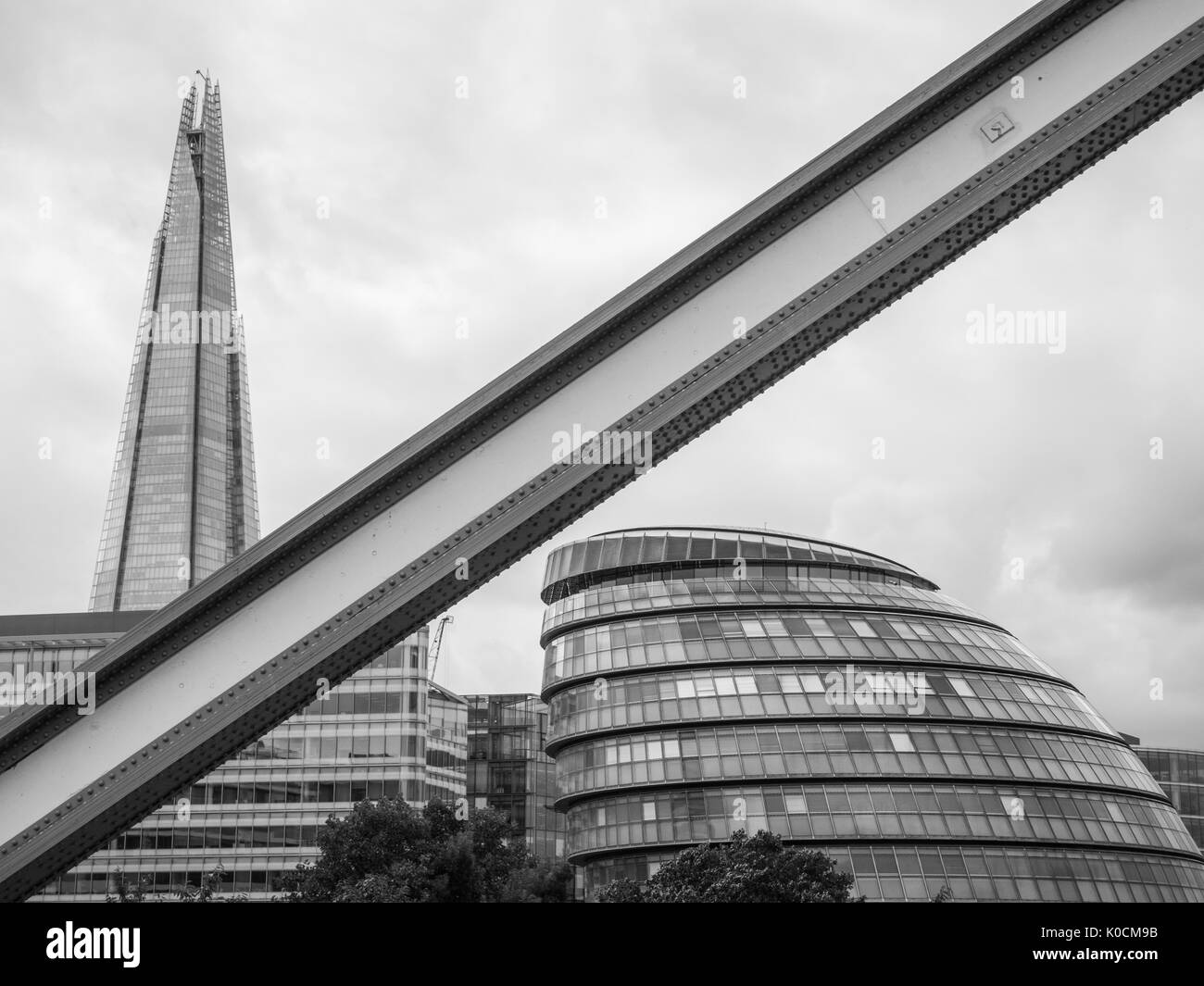 Der Shard und Rathaus Seite an Seite Stockfoto