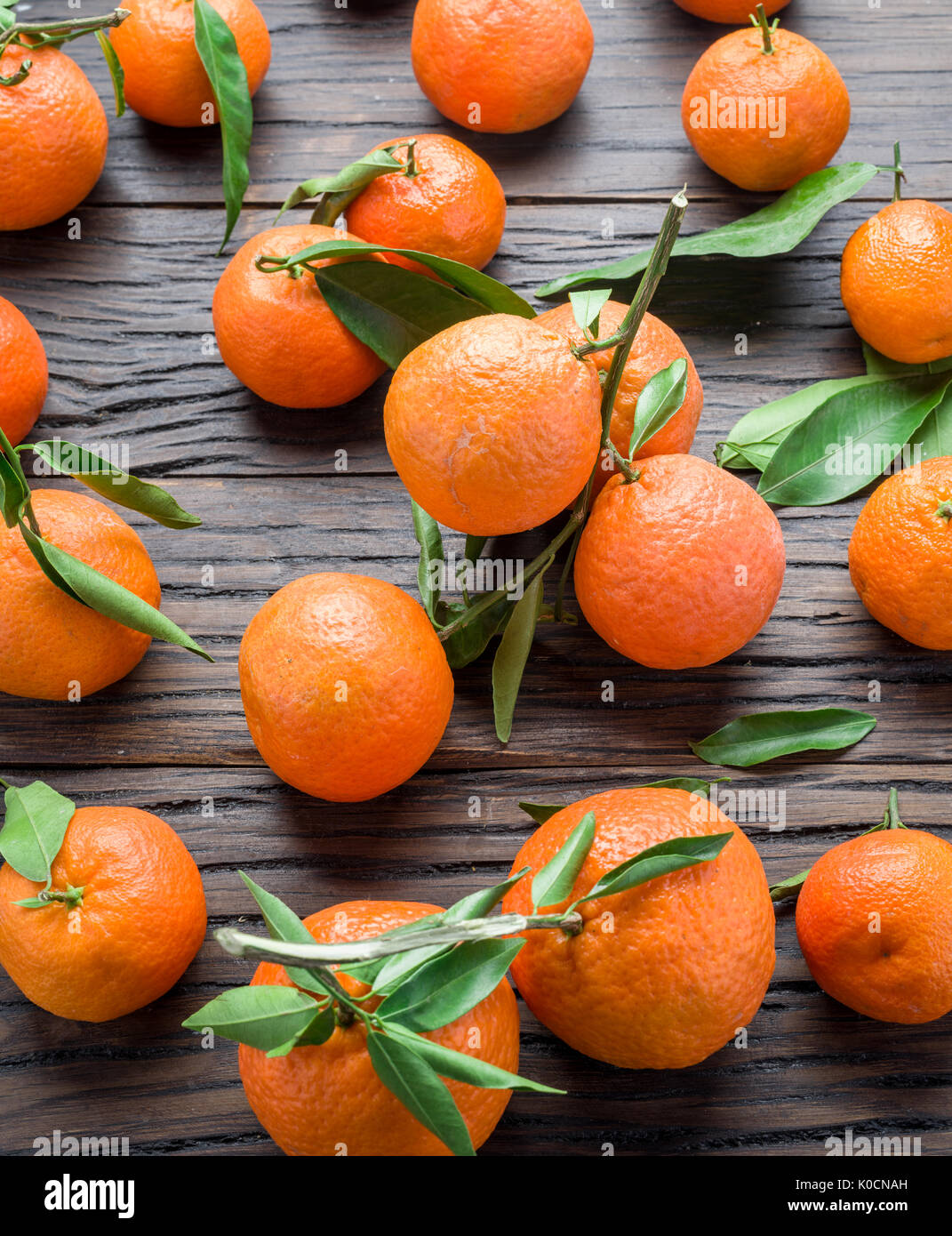 Reife Mandarinen auf Holztisch. Ansicht von oben. Stockfoto