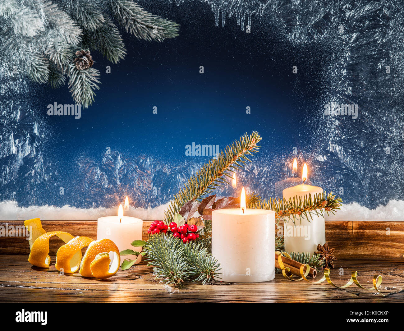 Weihnachten Kerzenlicht und gefrorenen Fenster. Weihnachten Hintergrund. Stockfoto