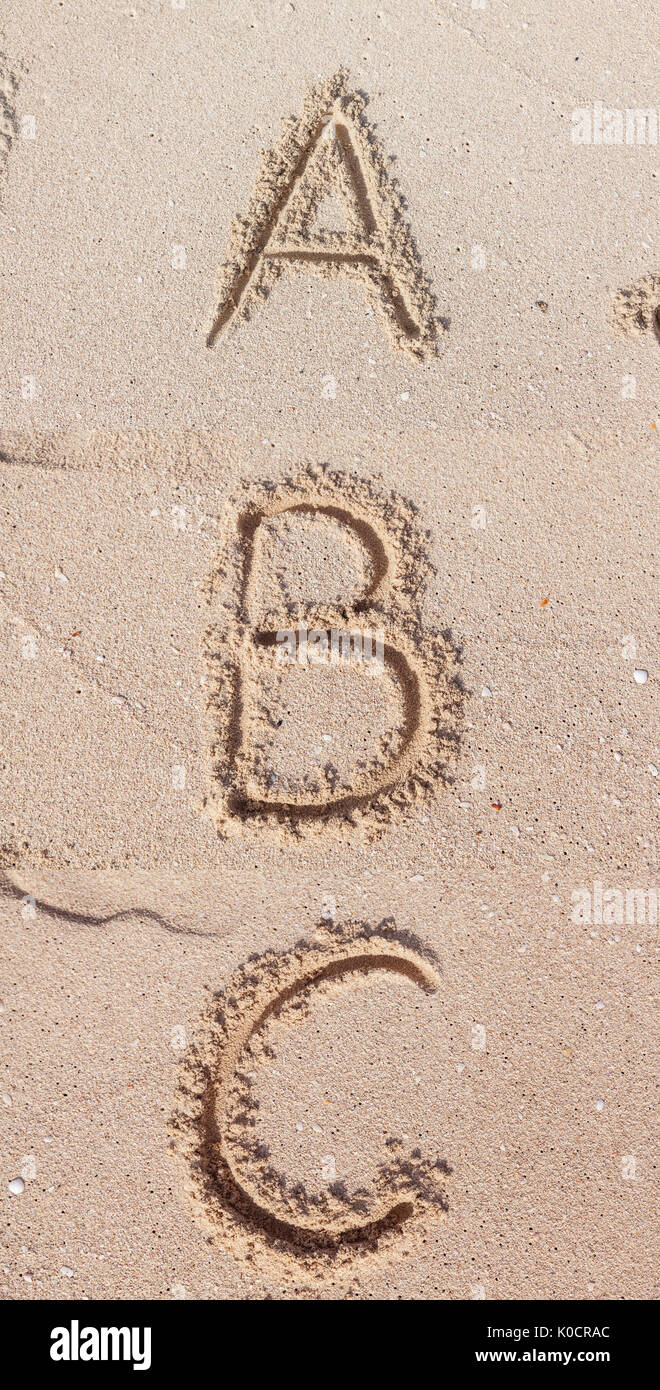 Alphabet (ABC) auf Sand geschrieben. Stockfoto