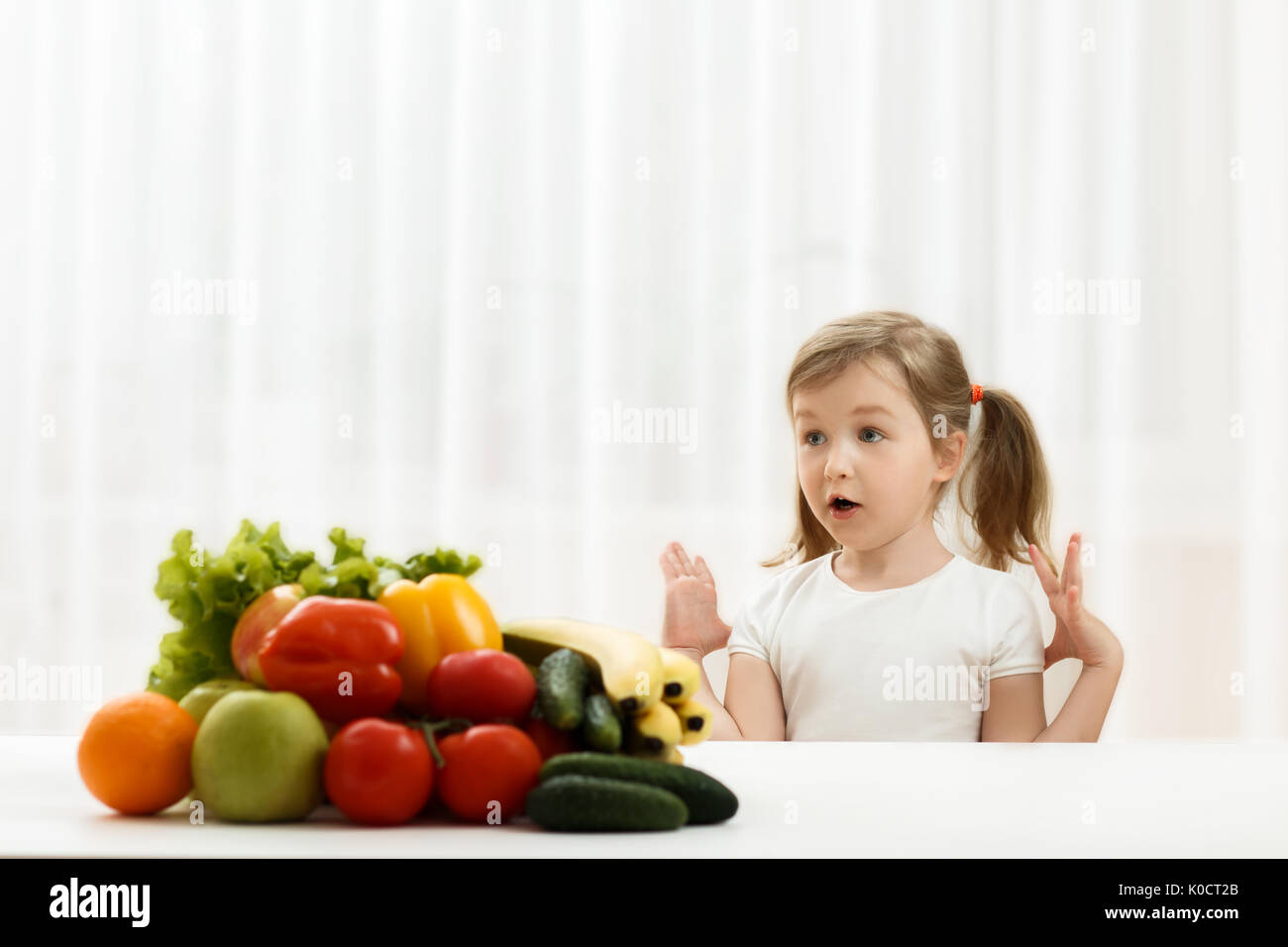 Niedliche kleine Mädchen mit frischem Obst. Gesunde Ernährung Basis Stockfoto