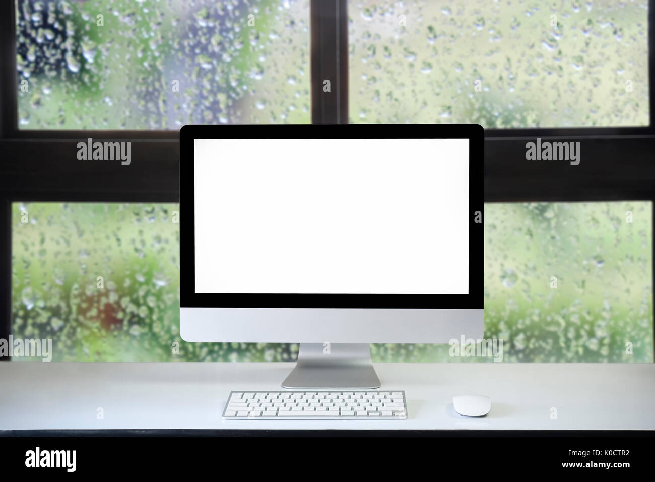 Komfortable Computer Pc Arbeitsplatz Mit Moderner Computer Mit Leeren Bildschirm Stockfotografie Alamy