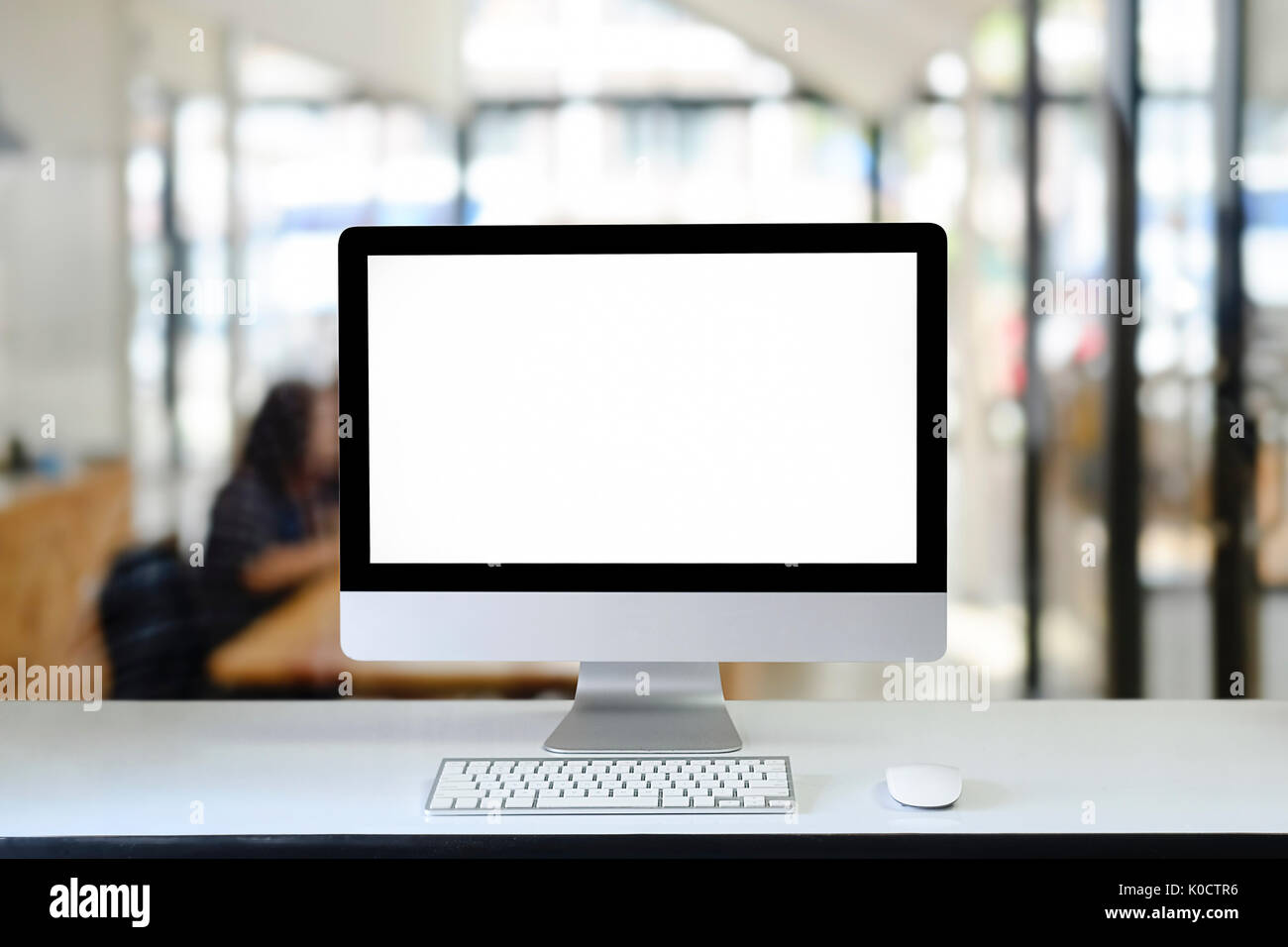 Komfortable Computer Pc Arbeitsplatz Mit Moderner Computer Mit Leeren Bildschirm Stockfotografie Alamy