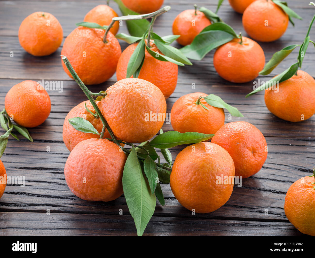 Reife Mandarinen auf Holztisch. Stockfoto