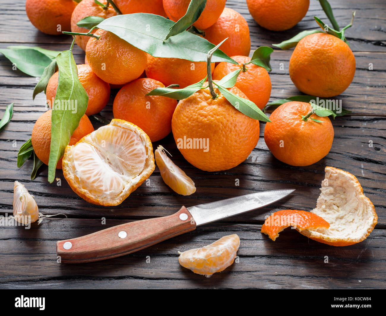 Reife Mandarinen auf Holztisch. Stockfoto