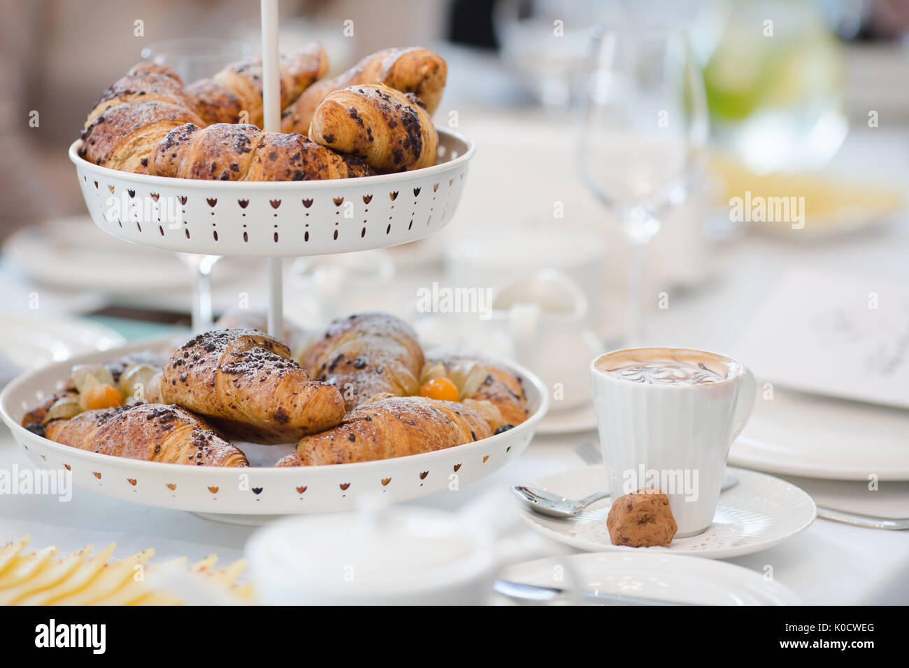 Frühstück mit Kaffee und Croissants in einem Korb Stockfoto