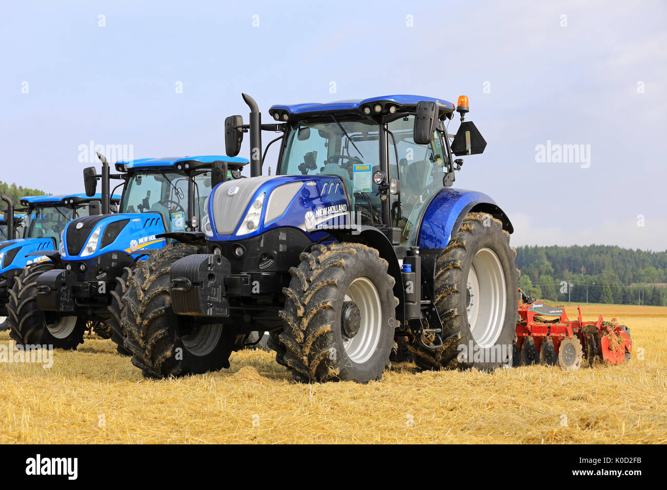 SALO, Finnland - 18. AUGUST 2017: New Holland T 9.744 und 190 Stufe 4B landwirtschaftliche Traktoren auf Stoppeln Feld auf Puontin Peltopaivat 2017 Landwirtschaftliche Ha Stockfoto