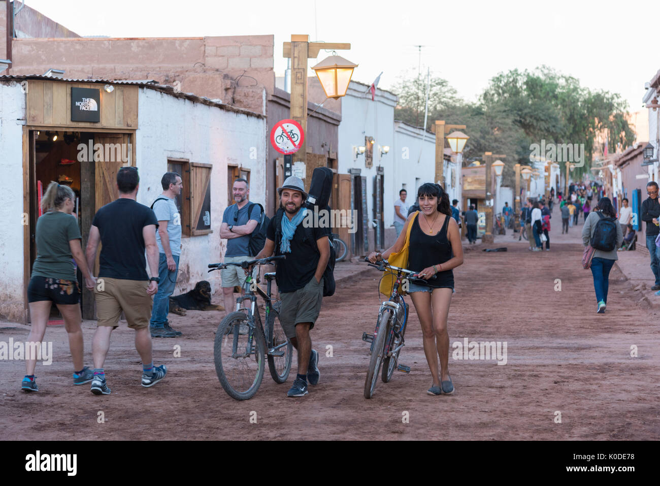 Südamerika, Anden, Atacama, San Pedro de Atacama, Main Street, Menschen Stockfoto