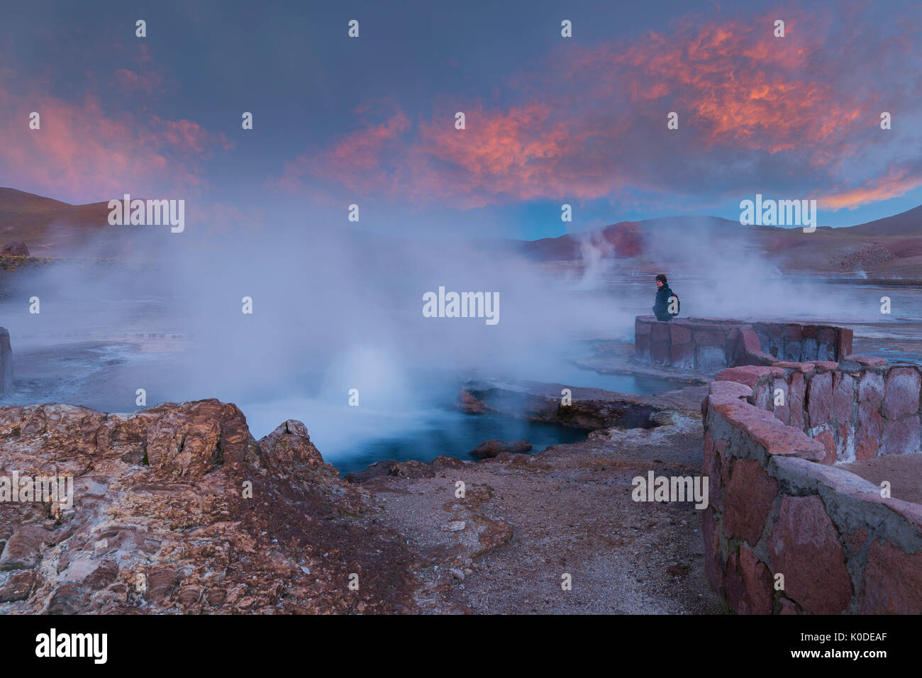 Südamerika, Anden, Atacama, San Pedro de Atacama Valle de la Luna, Frau an warmen Pool, HERR Stockfoto
