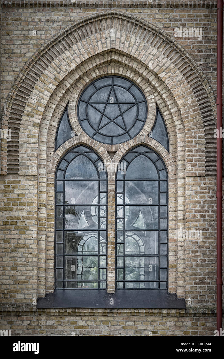 Eine der prunkvolle Bogenfenster aus Haslovs Kirche in Schweden. Stockfoto