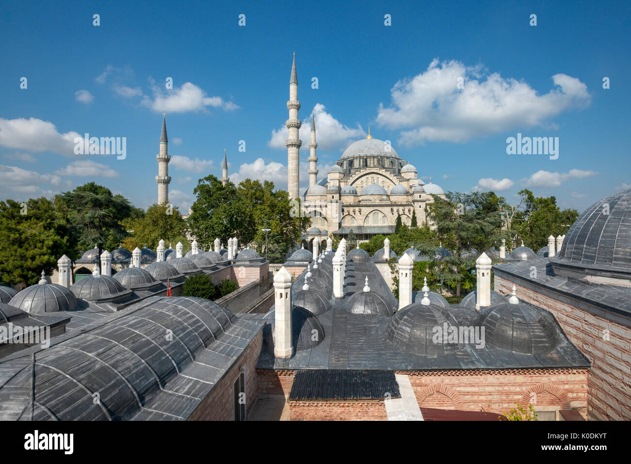 Die großen Süleymaniye-moschee, (16 Prozent) von Süden gesehen, Schornsteine und coupolas im Vordergrund, Istanbul Türkei Stockfoto