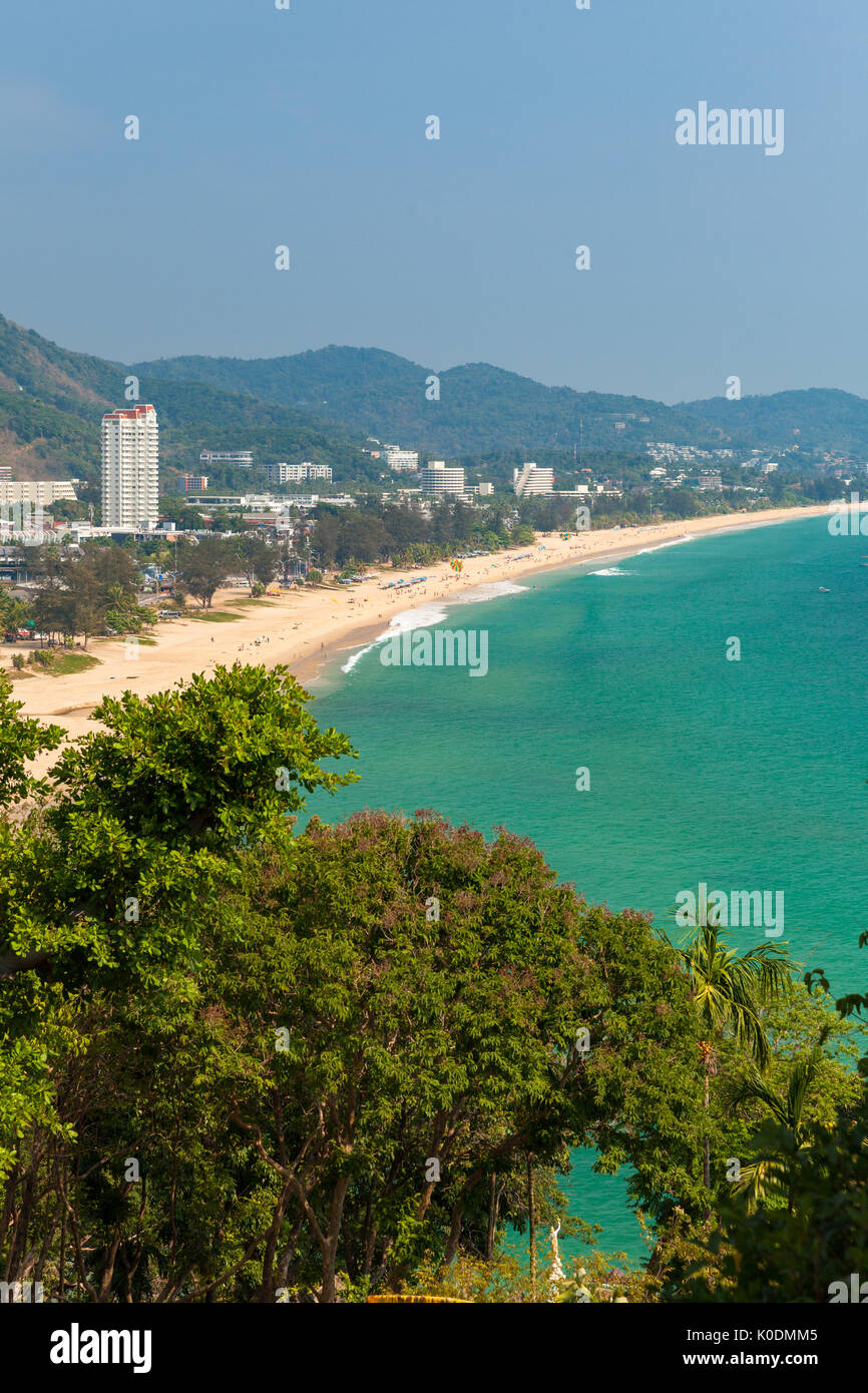Tagesansicht der Karon Beach von der Secret Cliff, Phuket, Thailand. Stockfoto