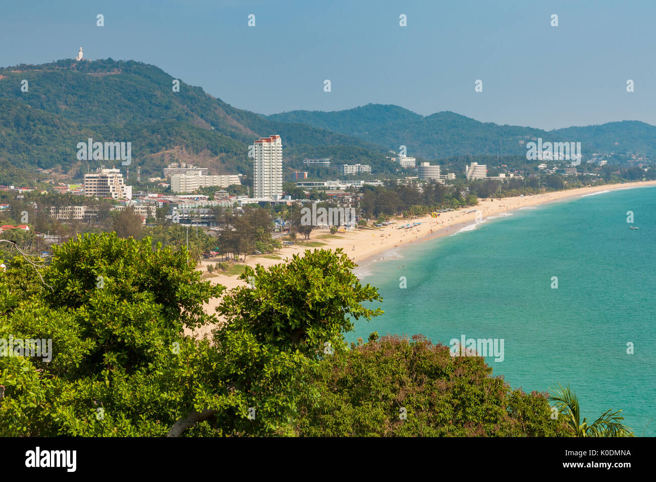 Tagesansicht der Karon Beach von der Secret Cliff, Phuket, Thailand. Stockfoto