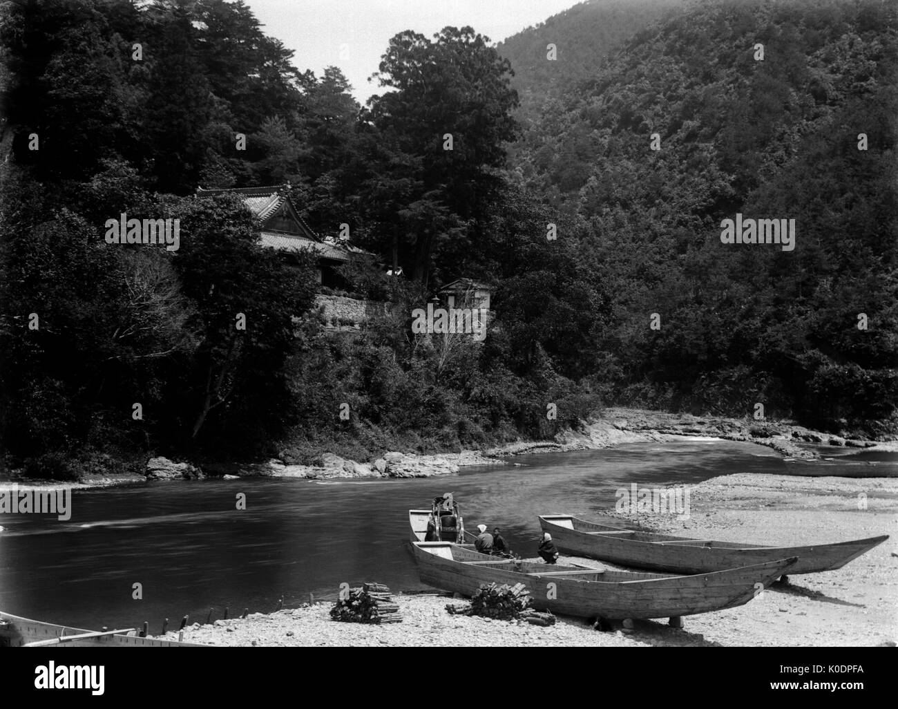 AJAXNETPHOTO. 1900 - 1910 CA. JAPAN. - Langboote - EIN FLUSS SZENE UND hügelige Landschaft Szene mit Holz- fluss BOOTE ERSTELLT AM UFER. Fotograf: unbekannt © DIGITAL IMAGE COPYRIGHT AJAX VINTAGE BILDARCHIV QUELLE: AJAX VINTAGE BILDARCHIV SAMMLUNG REF: 171308 1013 Stockfoto