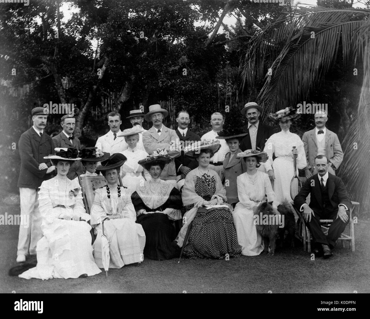 AJAXNETPHOTO. 1900-1910. Ort unbekannt. - EDWARDIAN GRUPPE - MÄNNER UND FRAUEN modisch gekleidet im EDWARDIANISCHEN KLEIDUNG POSIEREN FÜR DIE KAMERA MIT EINEM HUND IN EINEM TROPISCHEN, vielleicht orientalisch, Einstellung. Fotograf: unbekannt © DIGITAL IMAGE COPYRIGHT AJAX VINTAGE BILDARCHIV QUELLE: AJAX VINTAGE BILDARCHIV SAMMLUNG REF: 171308 1010 Stockfoto