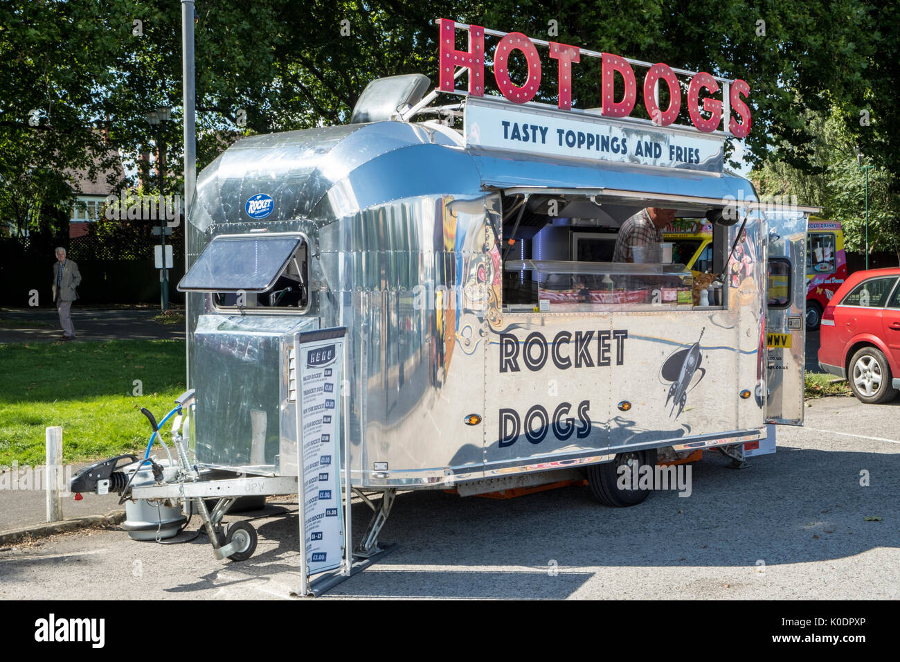 Retro Rocket Wohnwagen oder Anhänger als Hot Dog stand, Nottingham, England, Großbritannien Stockfoto
