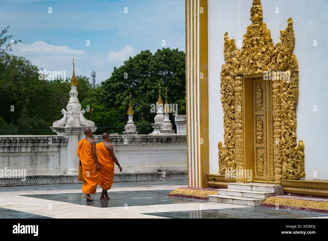 Buddhistische Mönche an der Setkyathiha Paya Tempels, Mandalay, Myanmar Stockfoto