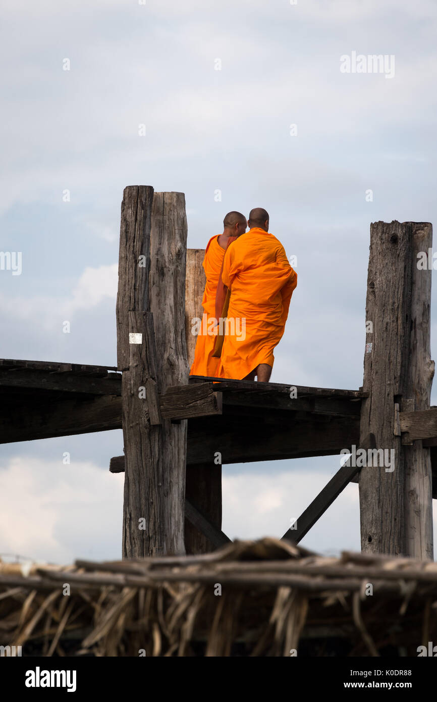 Buddhistische Mönche im Gespräch, wie Sie die U-Bein Brücke, Taungthaman Lake, Mandalay, Myanmar Stockfoto