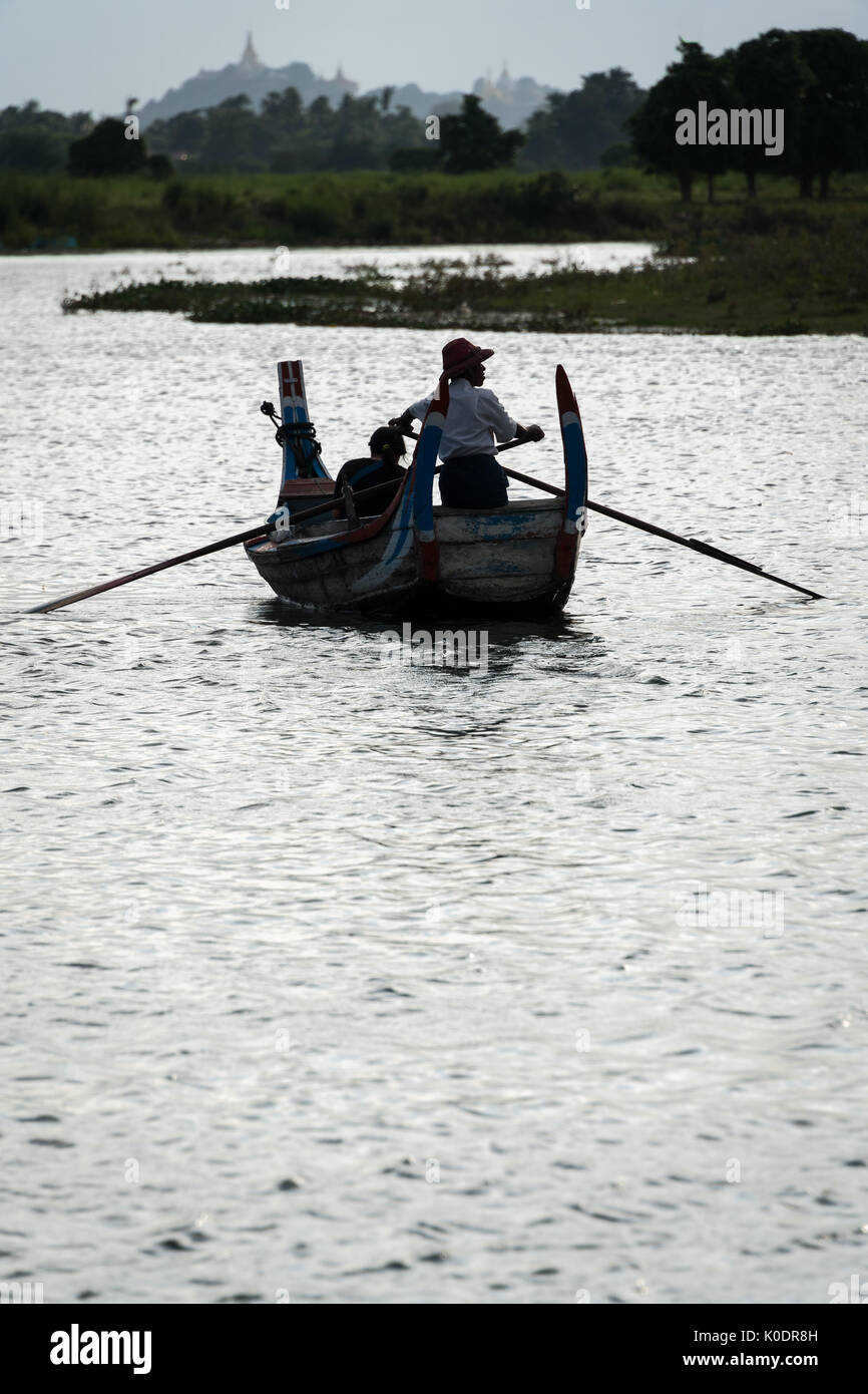 Ein traditionelles Boot der sunsest am Taungthaman Lake, Mandalay, Myanmar anzeigen Stockfoto