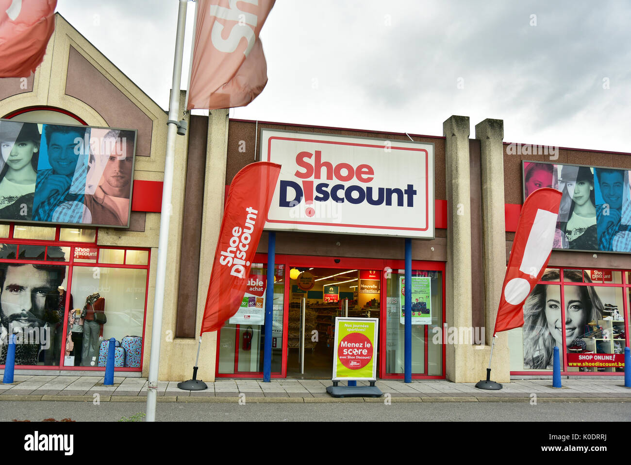 Storefront von einem Schuh Discount Store Stockfoto
