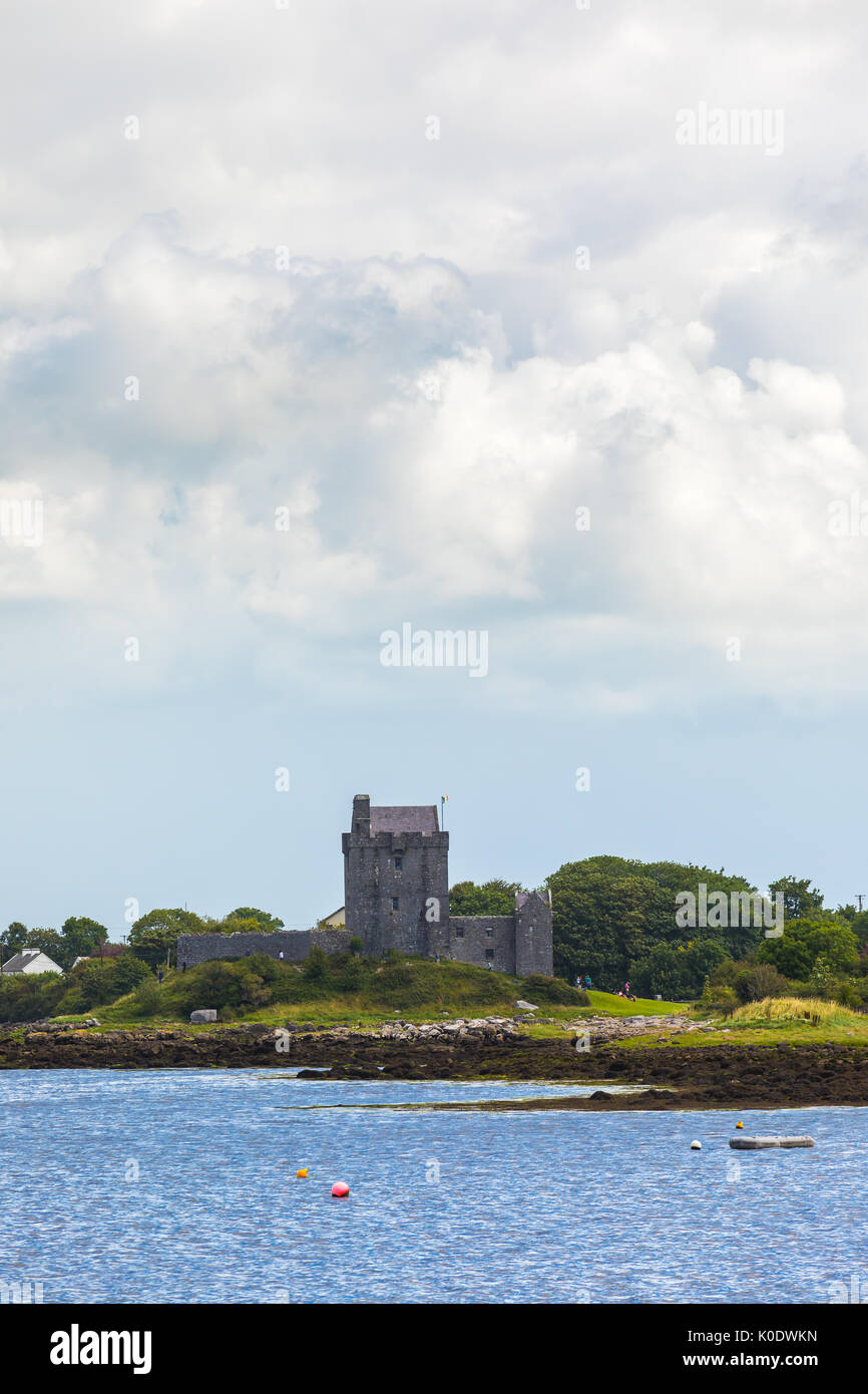 Dunguaire Castle Castle ist ein Turm aus dem 16. Jahrhundert Haus an der südöstlichen Küste der Bucht von Galway in der Grafschaft Galway, Irland, in der Nähe von Kinvara (auch buchstabiertes Kinvarra) Stockfoto