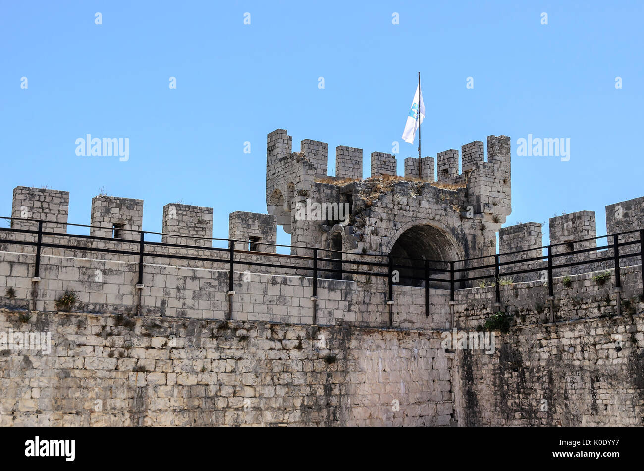 Festung Wand gegen den Himmel. Stockfoto