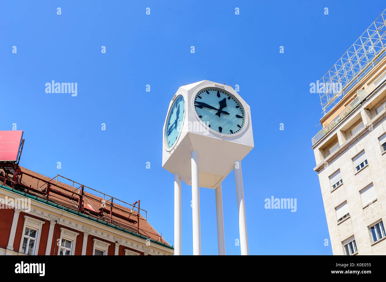 Street clock gegen den Himmel. Stockfoto