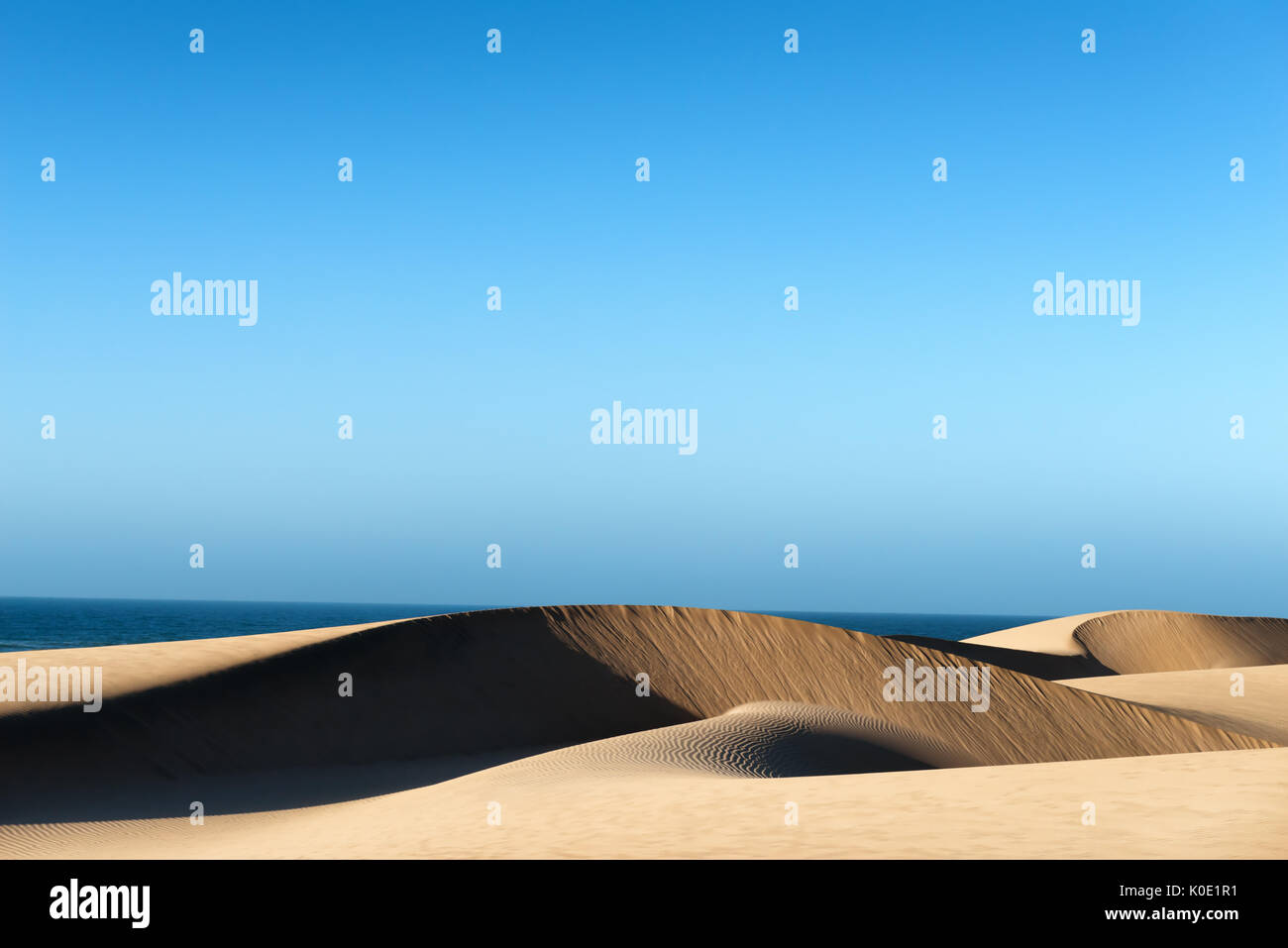 Wüste, Dünen und Meer an der Atlantikküste von Marokko. Stockfoto