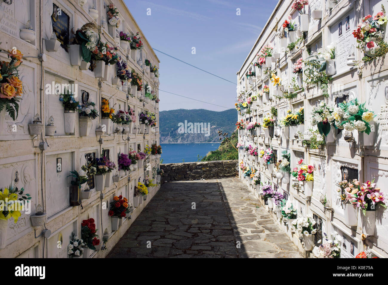 Italien, die fünf Gründe (Cinque Terre), Ligurien: Friedhof von Vernazza. Die "Fünf Gründe" sind ein Nationalpark und einem geschützten Seegebiet, Klassifizierung Stockfoto