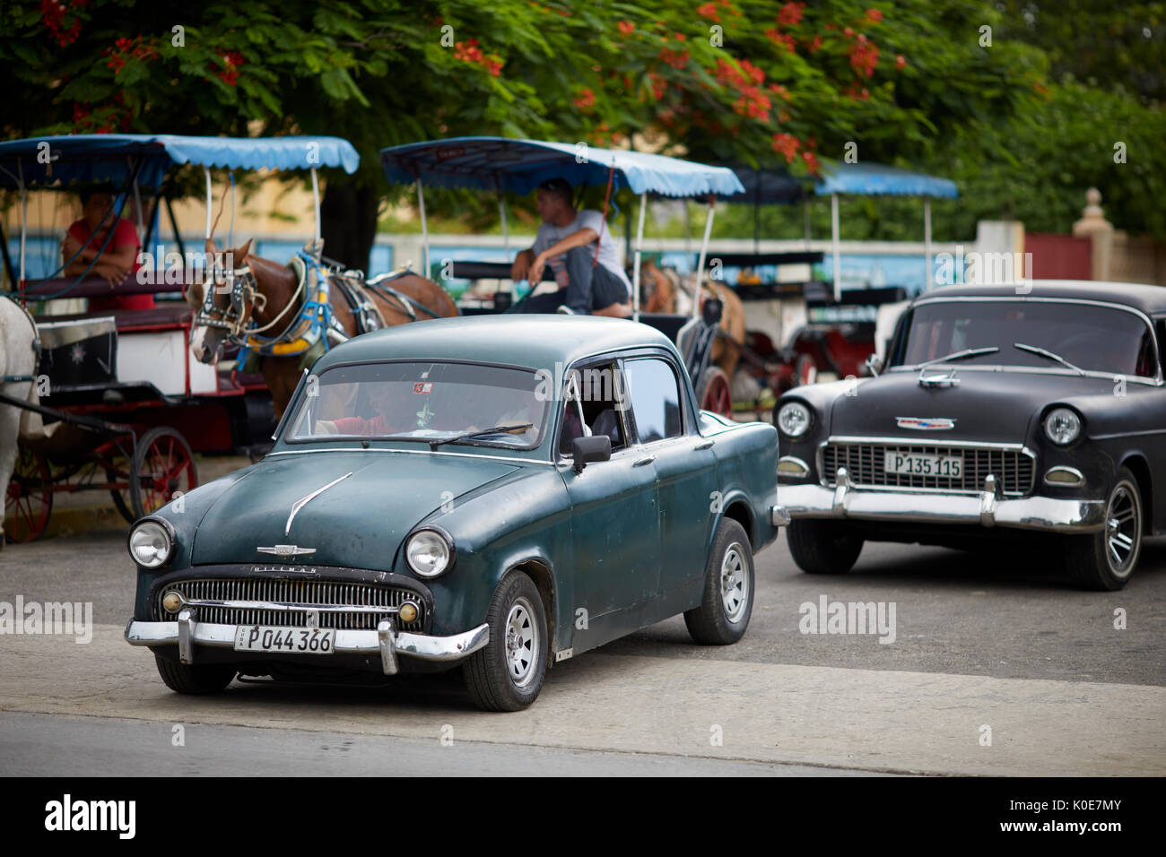 Kubanische classic retro Cars eine britische Hillman Minx und eine Amerikanische Chevrolet in Varadero, Kuba, einer karibischen Insel Nation unter kommunistischer Herrschaft Stockfoto