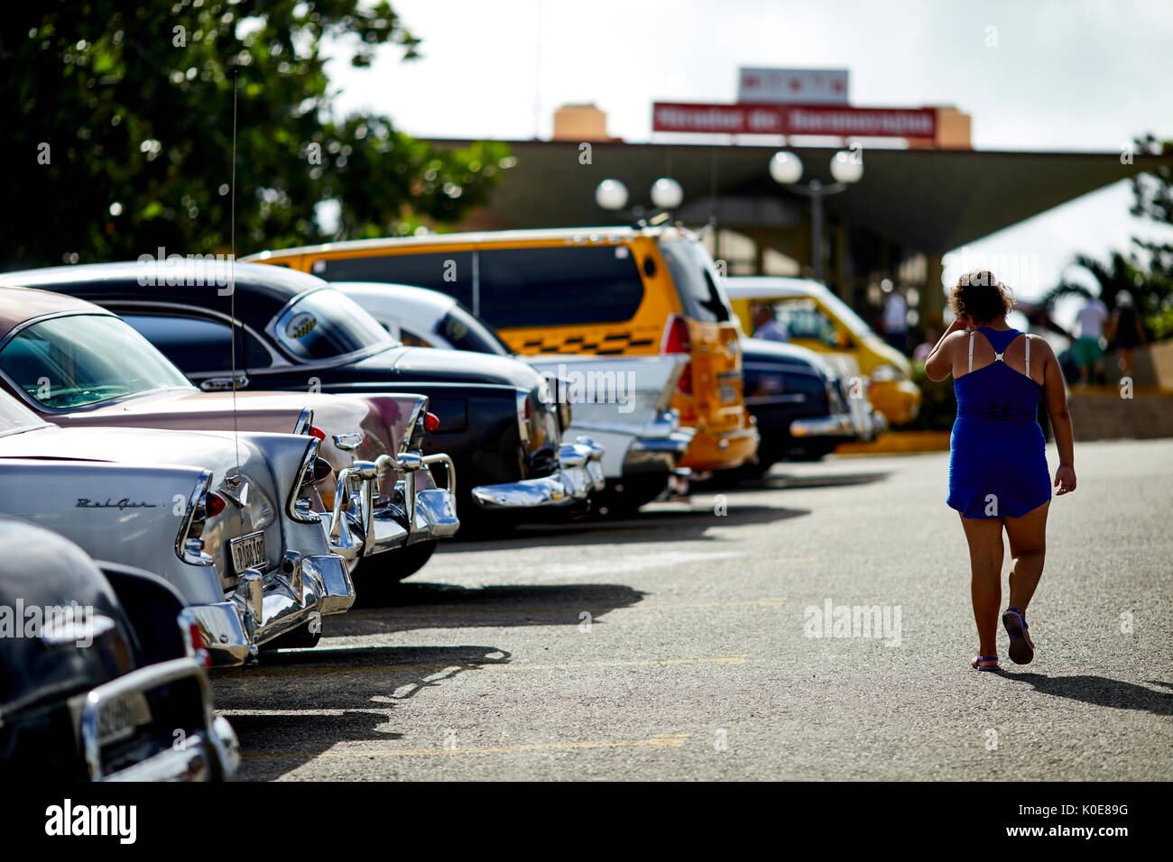 Kubanische geparkt werden klassische amerikanische Autos in Parkplatz Bacunayagua Brücke Dienstleistungen, Kuba in der Nähe von Matanzas, Cuba, Stockfoto