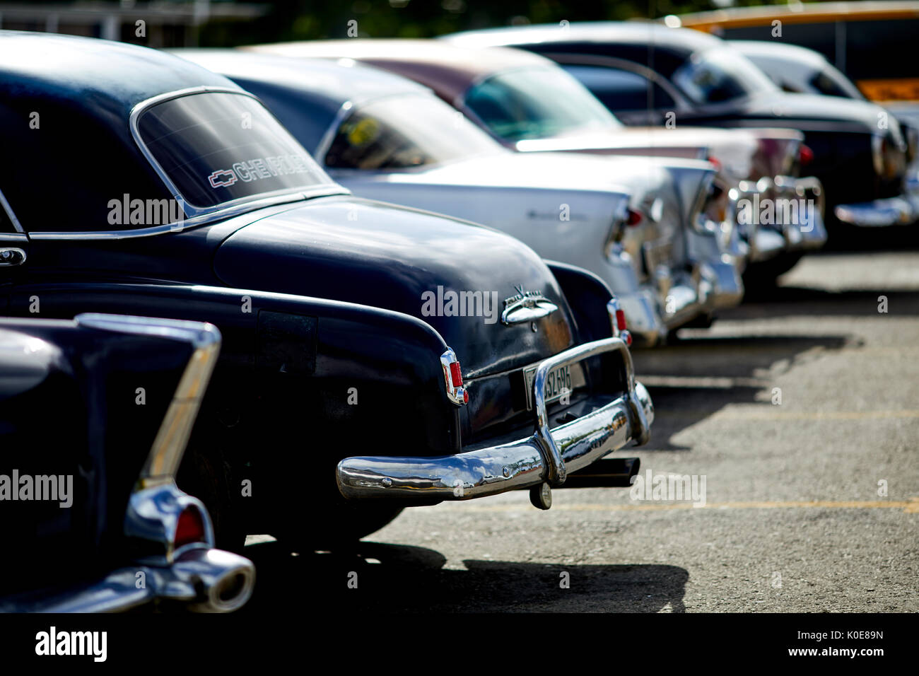 Kubanische geparkt werden klassische amerikanische Autos in Parkplatz Bacunayagua Brücke Dienstleistungen, Kuba in der Nähe von Matanzas, Cuba, Stockfoto