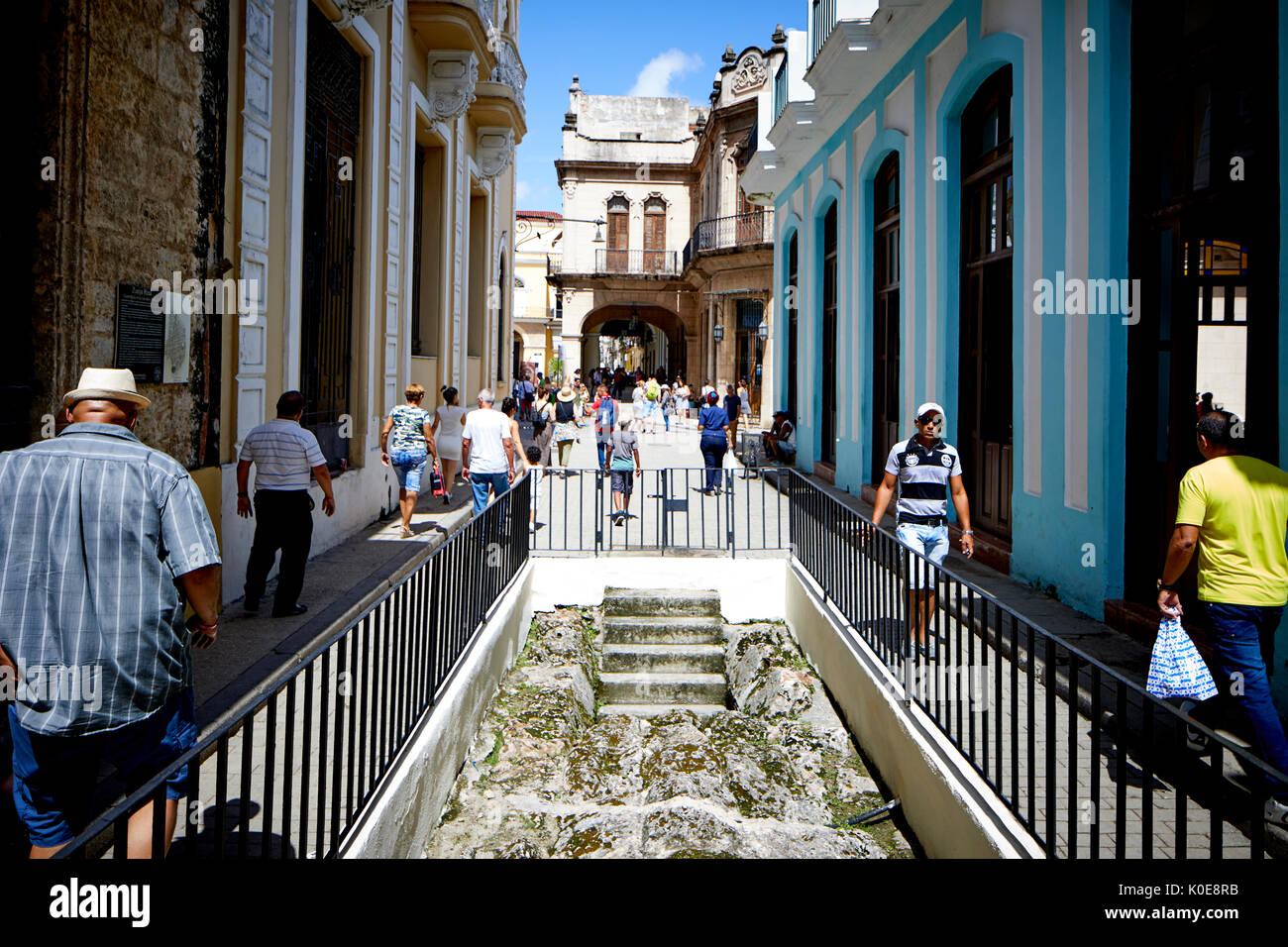 Die Hauptstadt Havanna, Kuba, Kubaner in die Altstadt antiken Aquädukt Der zanja Echten kanalisiert Wasser vom Fluss zu den lokalen Bewohnern Alemendares Stockfoto