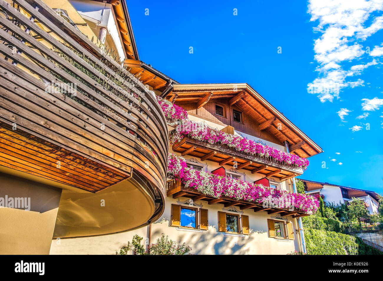 Moderne Mountain Chalet lila Blumen bunte design Südtirol Unterkunft Stockfoto