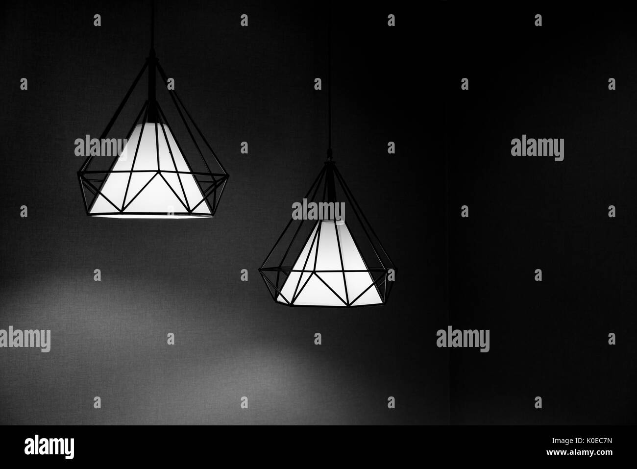 Zwei Anhänger Lampen hängen an der Decke. Zeitgenössisches Design in Schwarz und Weiß. Stockfoto