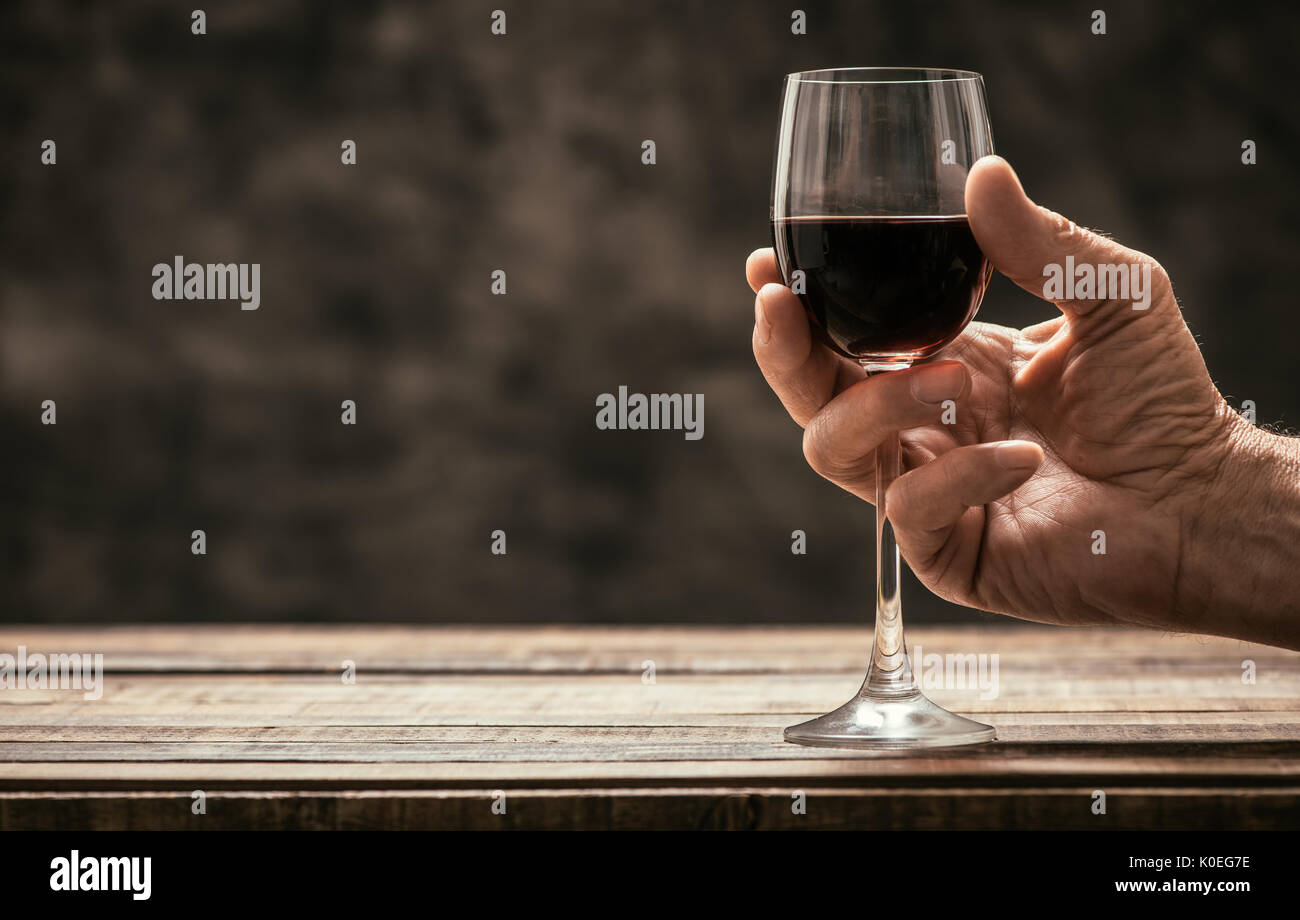 Senior Expert Verkostung Wein ein Glas Rotwein im Keller, Hand, Nahaufnahme, Wein Tradition und Kultur Konzept Stockfoto