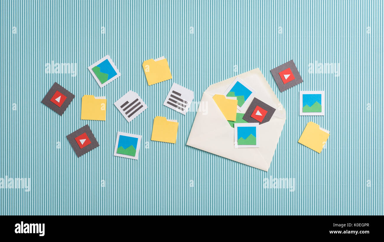 E-Mail und Anhänge Konzept: Öffnen des Umschlags und Papier cut-Datei Symbole Stockfoto