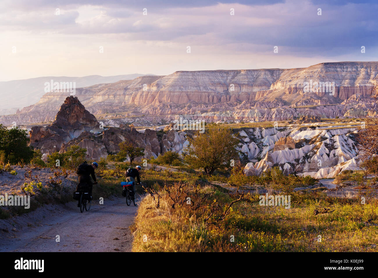 Red Valley in der Nähe von Göreme in Kappadokien auf Sonnenuntergang zwei Radfahrer klicken Sie auf das Observation Deck Stockfoto