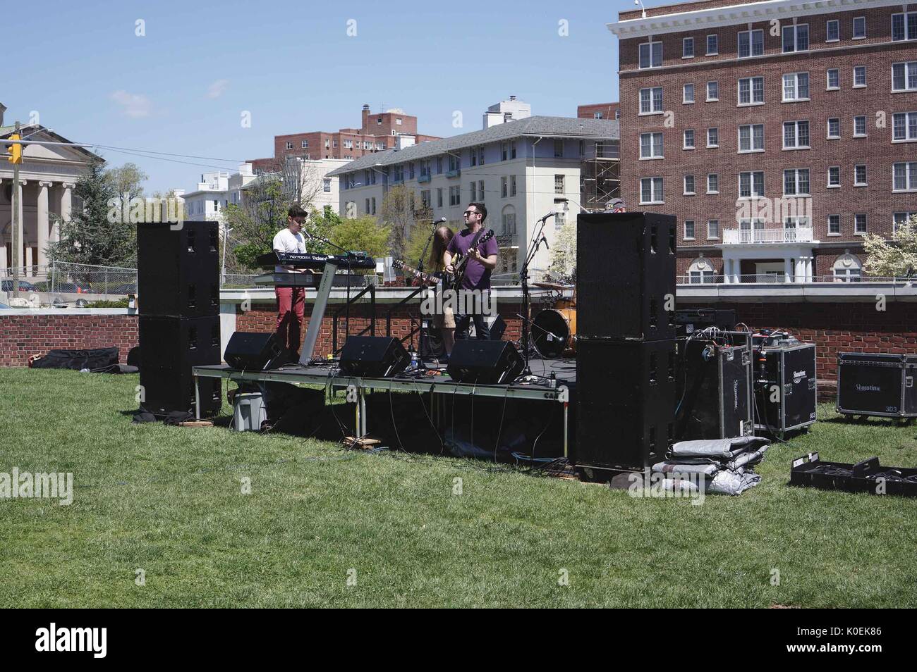 Eine Band spielt während der Spring Fair, ein jährliches Festival mit Musik, Essen, Einkaufen und mehr, findet jedes Frühjahr auf dem Homewood Campus der Johns Hopkins University in Baltimore, Maryland. 2014. Mit freundlicher Genehmigung von Eric Chen. Stockfoto