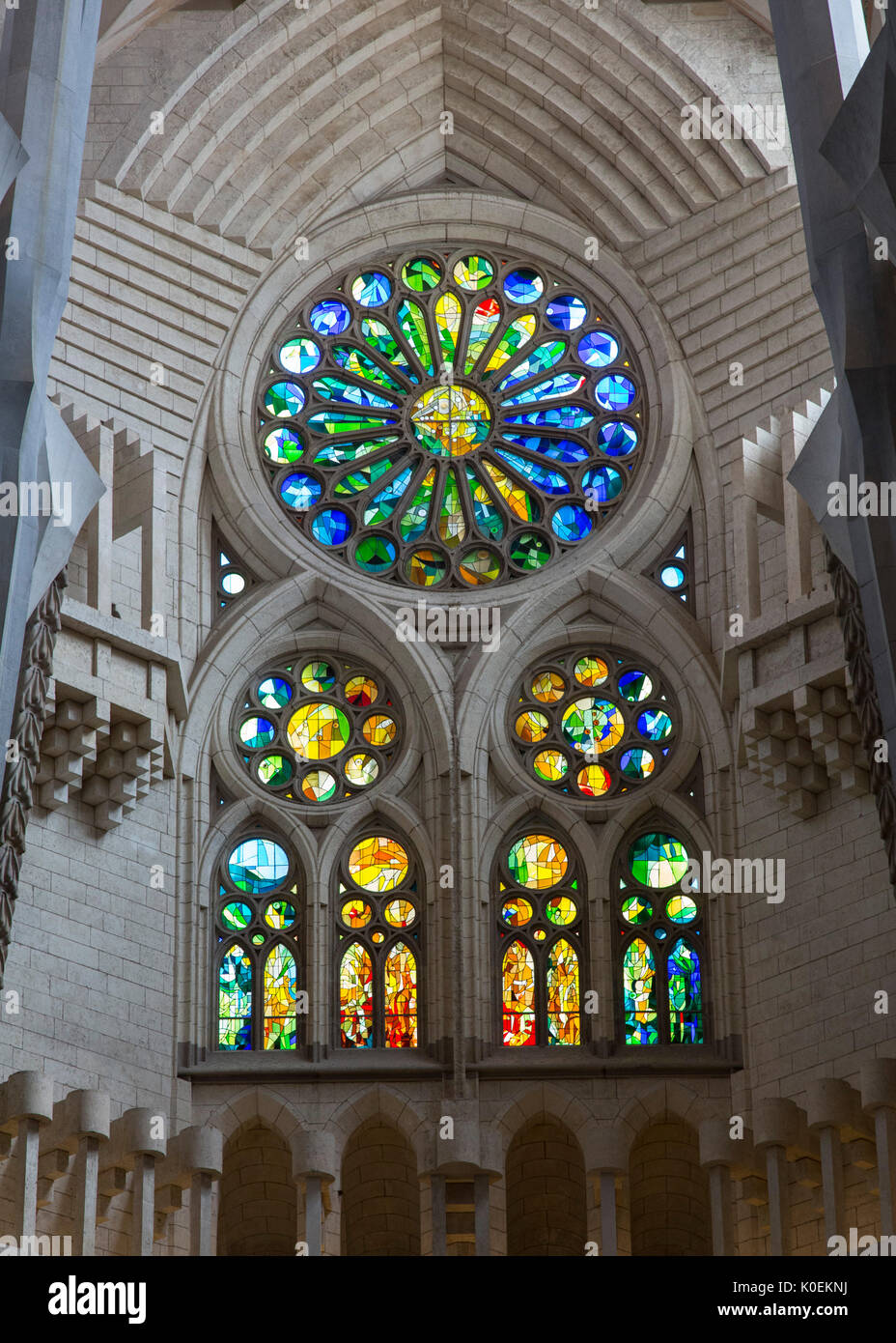 Glasfenster in der Basilika de la Sagrada Familia, Barcelona, Spanien Stockfoto