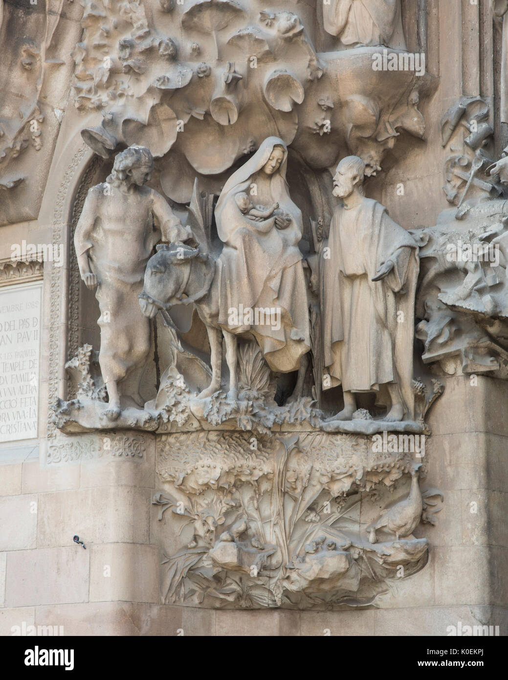 Das Schnitzen von der Flucht nach Ägypten aus den Evangelien auf der Außenseite der Basilika de la Sagrada Familia in Barcelona, Spanien Stockfoto