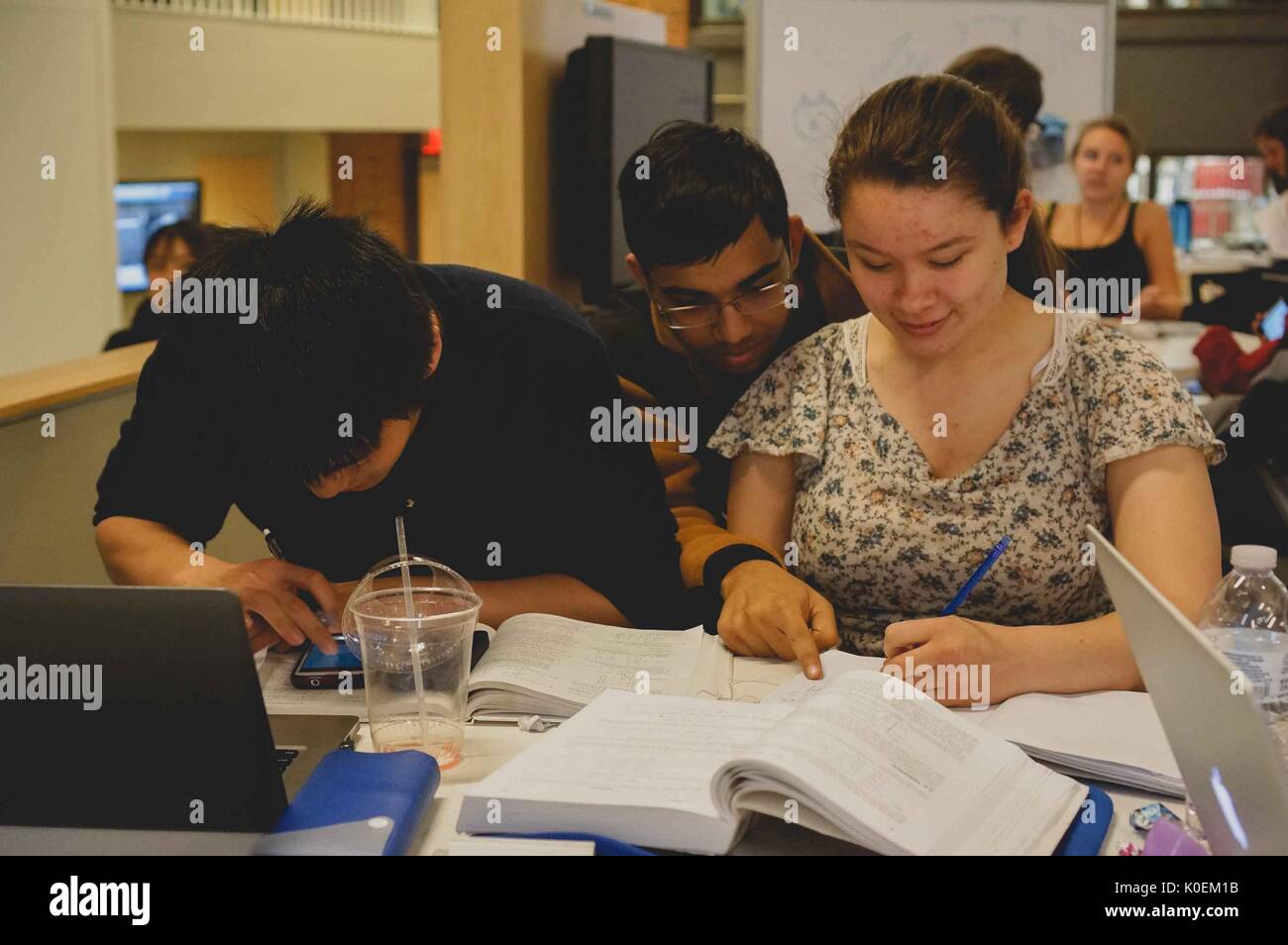 Studenten gemeinsam an einen hohen Tisch in Brody Learning Commons, 2015. Mit freundlicher Genehmigung von Eric Chen. Stockfoto