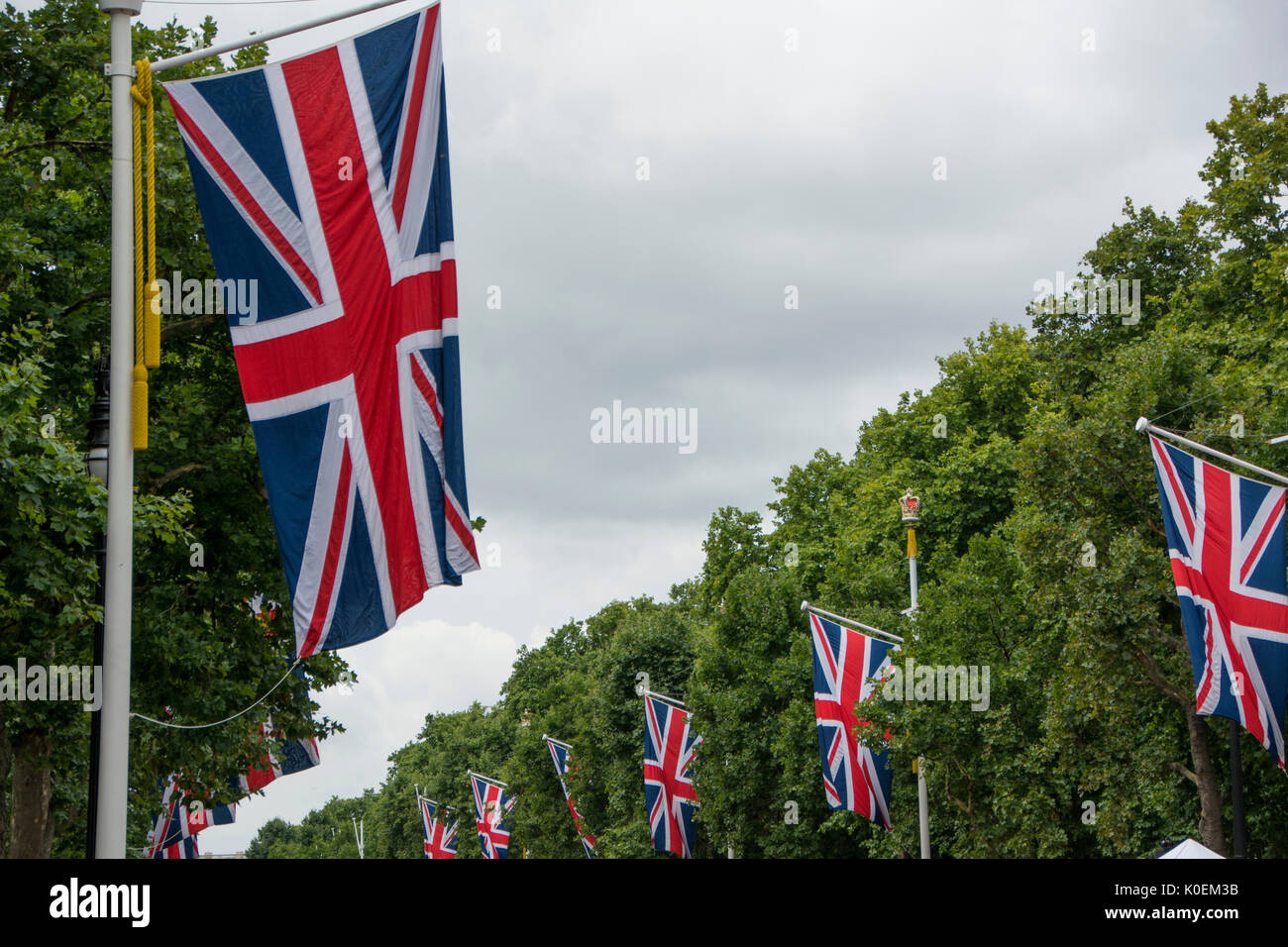 Union Jacks in einer Straße in London Stockfoto