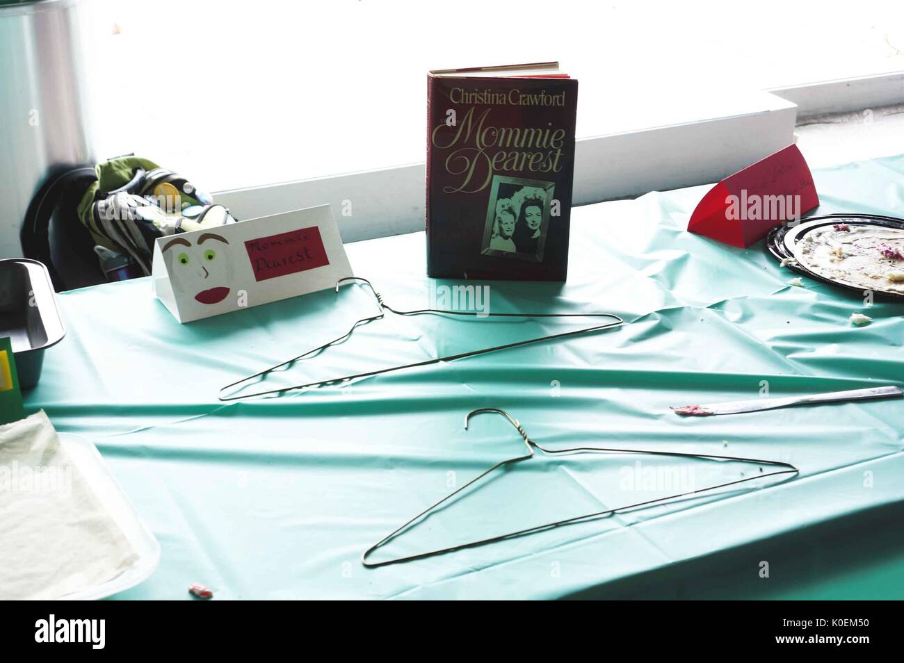 Zwei Leitung Aufhänger lagen auf dem Tisch als Display für ein Buch, April, 2014. Mit freundlicher Genehmigung von Eric Chen. Stockfoto
