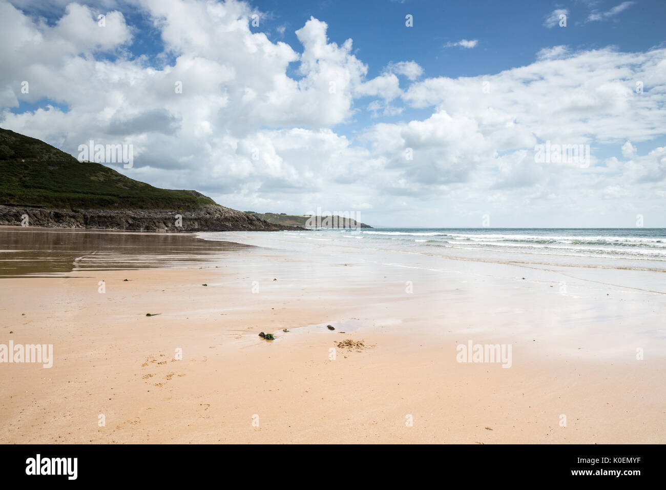 Eine Szene mit Meer, Sonne Sand und Felsen an pwlldu Bucht auf der Halbinsel Gower in Wales, Großbritannien Stockfoto