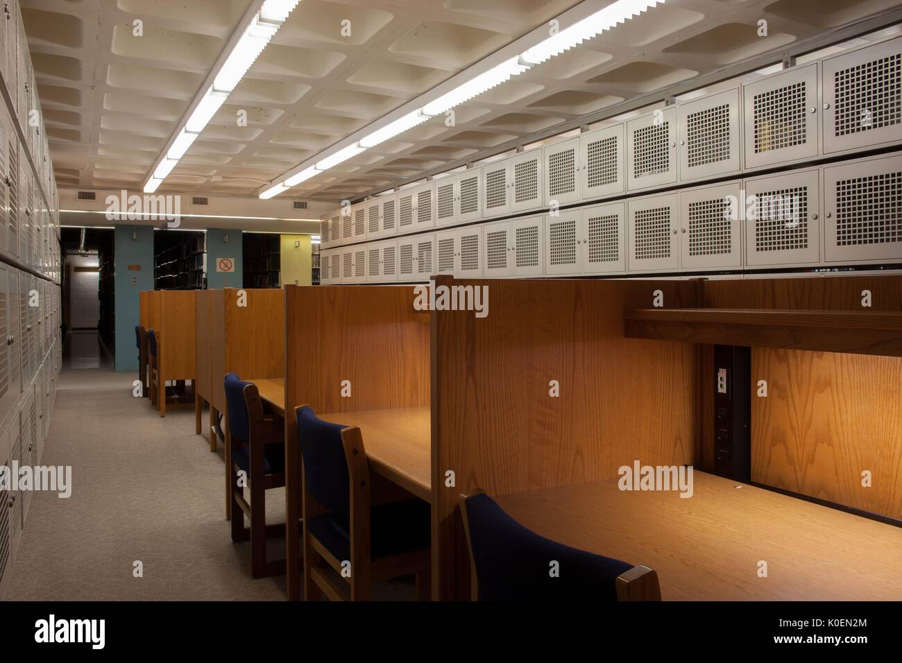 Eine leere Zeile der Schränke mit Schließfächern auf beiden Seiten von Ihnen, in der Milton S. Eisenhower Library auf dem Homewood Campus der Johns Hopkins University in Baltimore, Maryland, 2014. Mit freundlicher Genehmigung von Eric Chen. Stockfoto