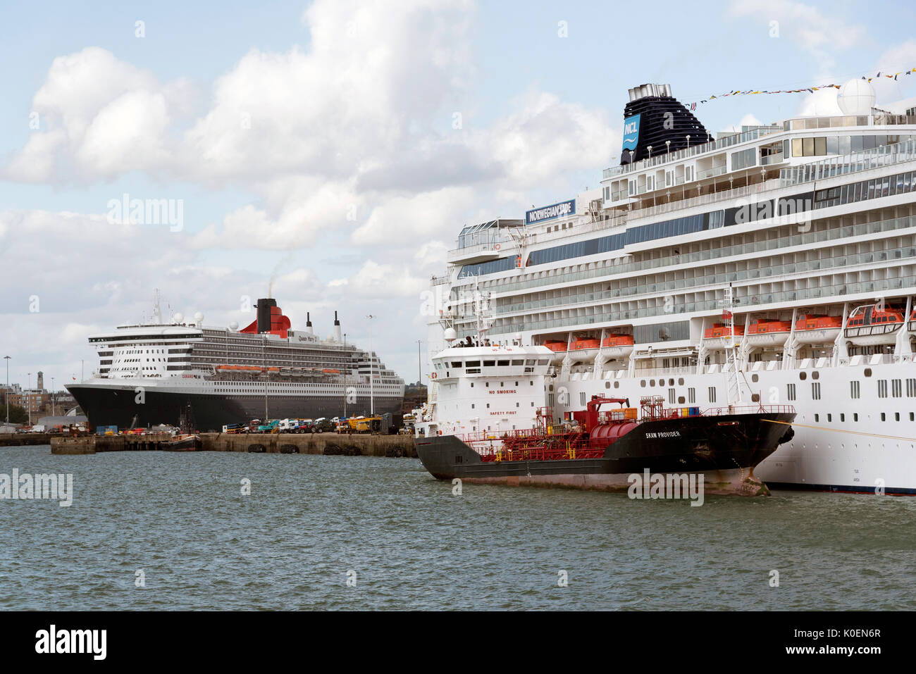 Southampton Docks England UK. August 2017. Bunkern Schiff neben einem Kreuzfahrtschiff, die die Kraftstoffzufuhr Stockfoto