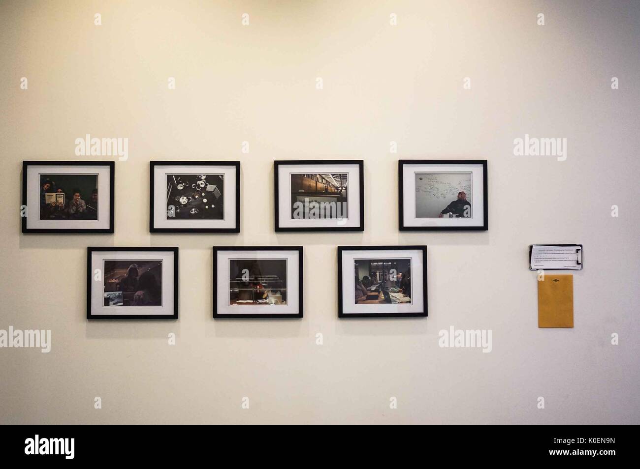 Eine Anzeige der Fotos von Eric Chen in der Brody Learning Commons, einem interaktiven und kollaborativen Studie Raum und Bibliothek auf dem Homewood Campus der Johns Hopkins University in Baltimore, Maryland, 2014. Mit freundlicher Genehmigung von Eric Chen. Stockfoto